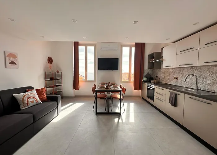 Courts & Coasts Few Steps From Tennis Courts, Country Club And Montecarlo *