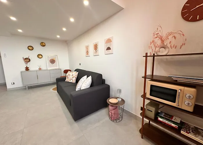 Courts & Coasts Few Steps From Tennis Courts, Country Club And Montecarlo *